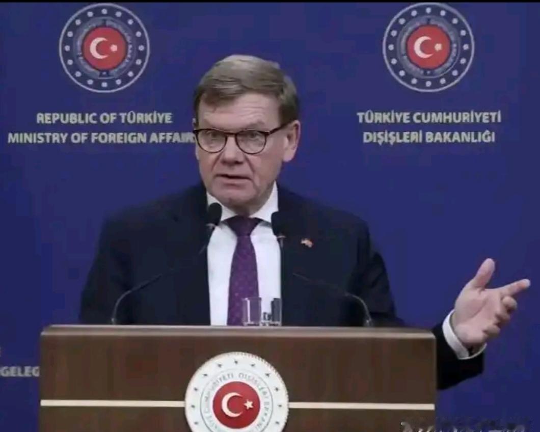 标题：战略罗盘突然转向：美国宣布“告别全球领导”，聚焦拉美后院拜登政府悄悄拆