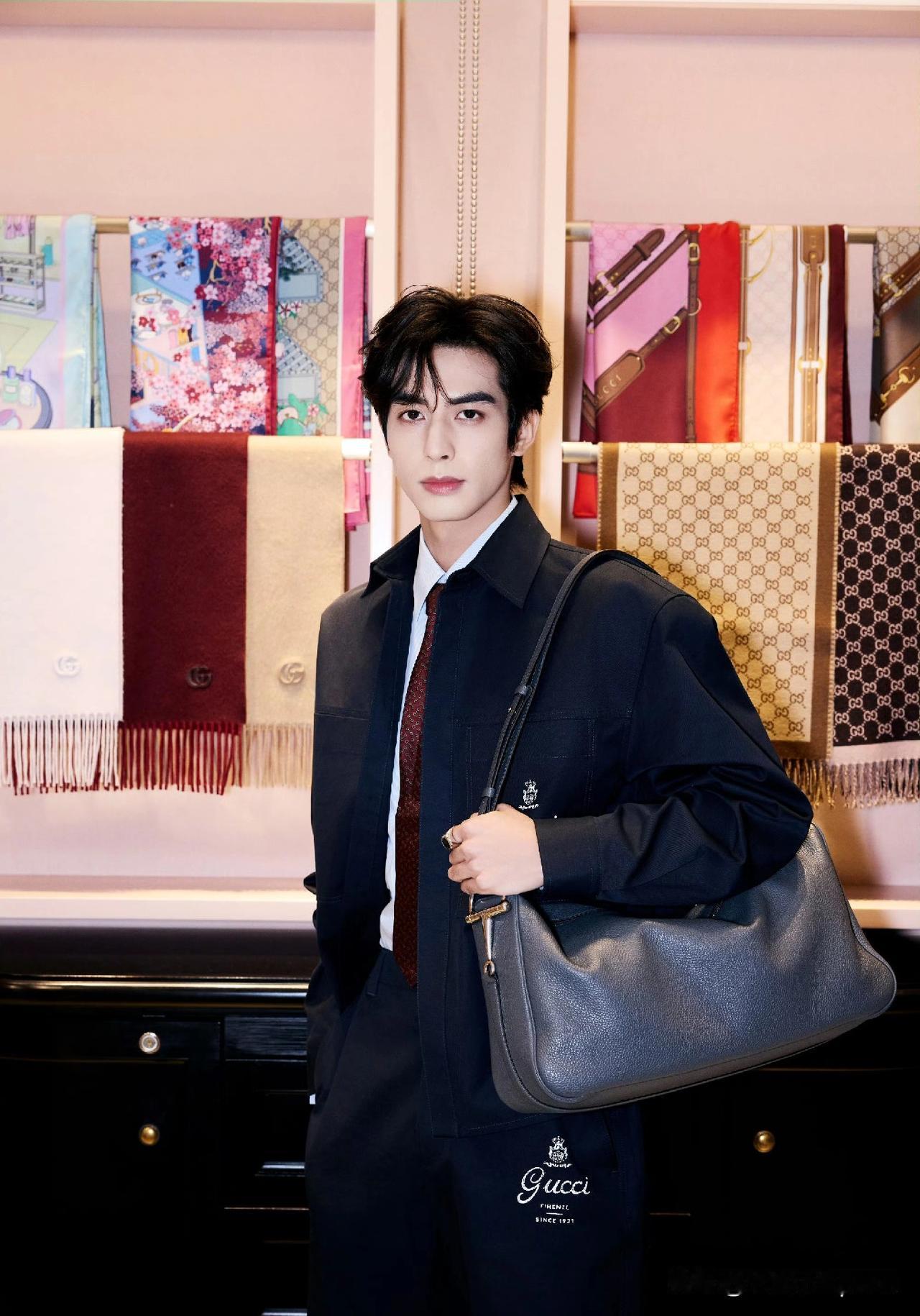 哇宋威龙这身真是把“松弛感”穿明白了！真的好帅啊！！全黑休闲套装本来容易闷，