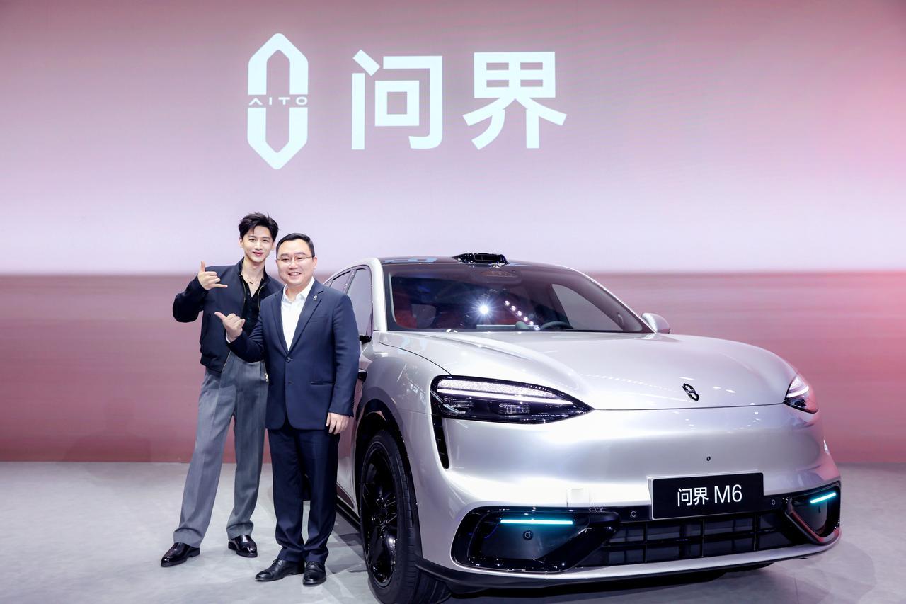 北京车展张正萍以赛力斯董事长身份现身鸿蒙智行直播间，意义远超简单站台。此举