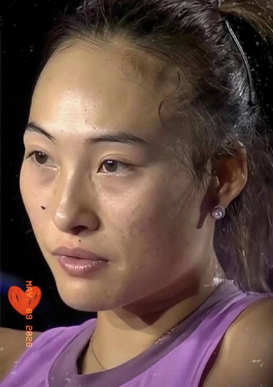 罗马赛场上，郑钦文当着全世界的面哭了。真不是输不起，这是被硬生生给气哭的！