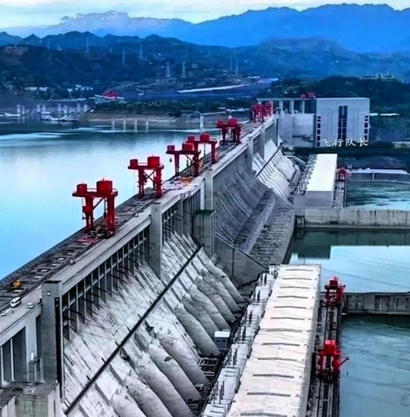 起初，三峡大坝原本打算建150米高，水库最远能淹到四川长寿县。后来，重庆市委给中