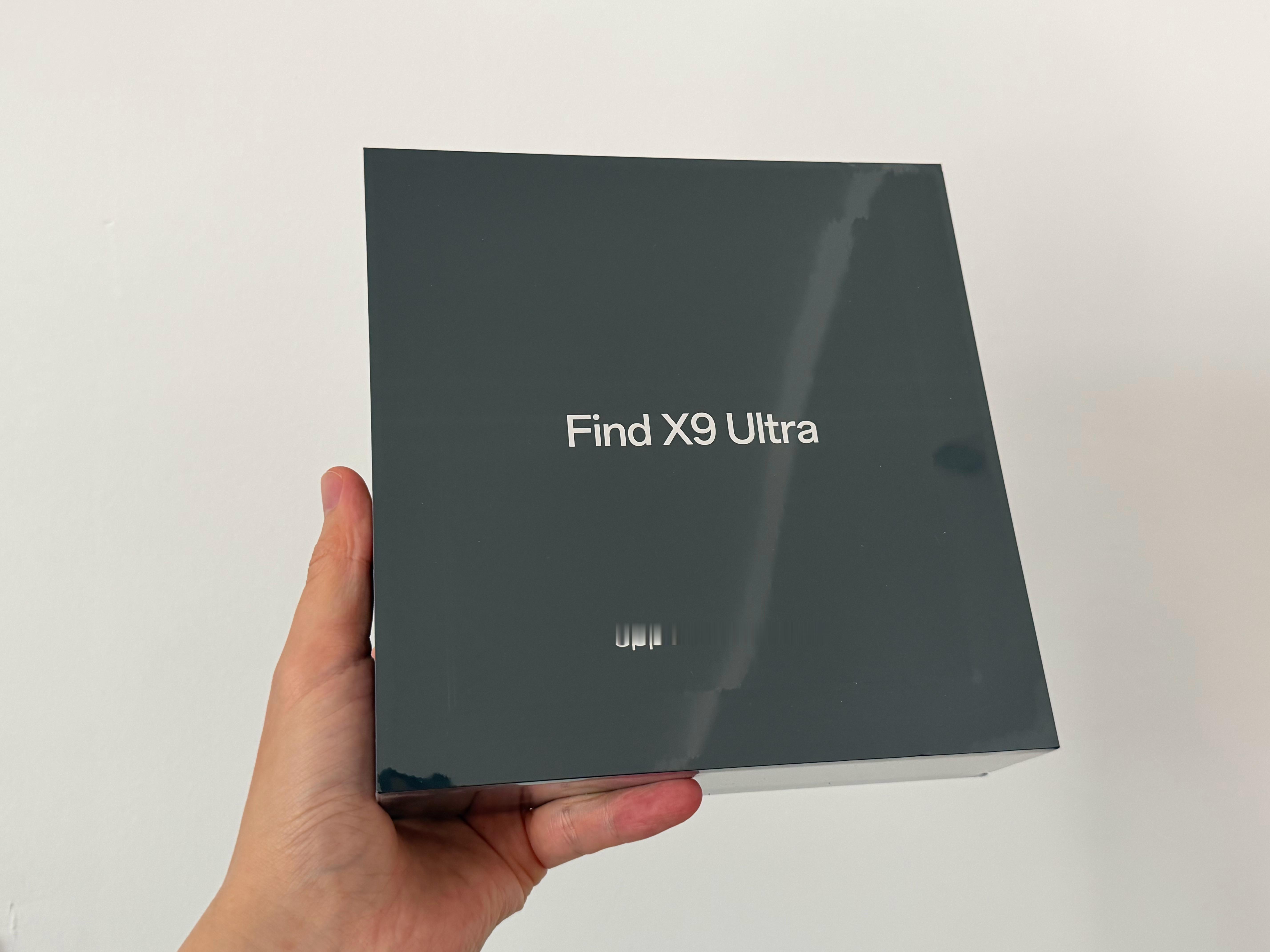 刚下楼拿快递，在草丛里捡到一台手机