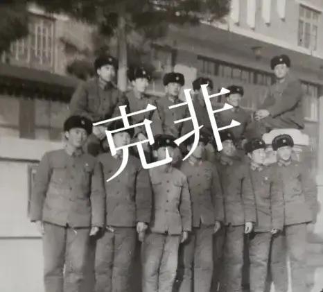 1978年3月5日早上，四辆解放车停在了沈阳火车站附近胜利街，一栋伪满洲国时期盖