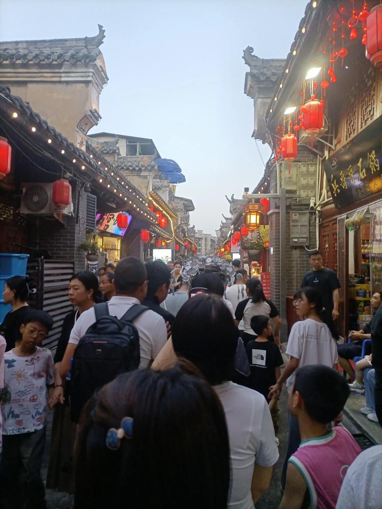 五一去了趟安康市的石泉县，真是人山人海，但非常值得一来。晚上走在县城的汉江边，石