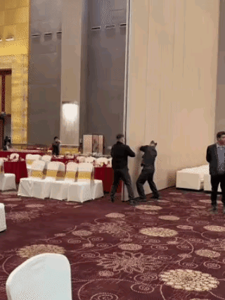 八年前在青岛某酒店就遇到这滑动板倒下来，还好当时晚上在搭舞台没多少人，只砸烂了两