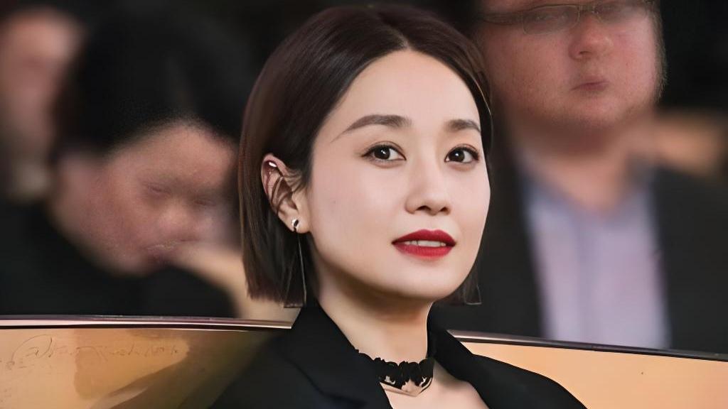 49岁的马伊琍，这次用一款令人眼前一亮的发型，彻底颠覆了她以往的形象。她一贯的利