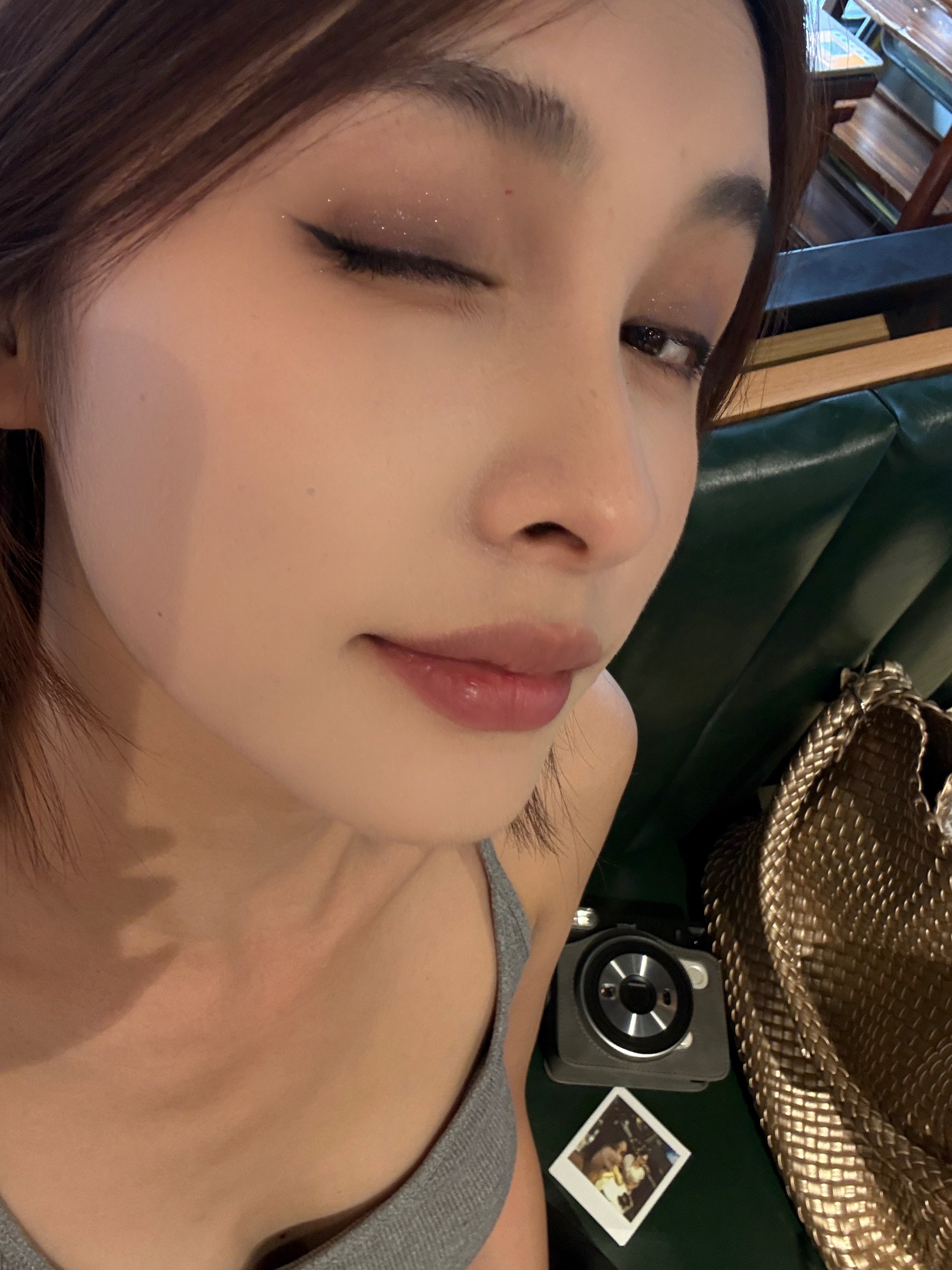 被种草了一颗灰紫色爆闪眼影，没光的室内都看着很闪很灵动～