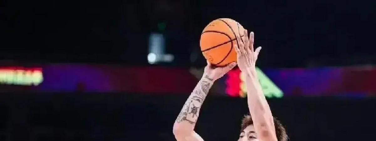 卢伟的排序题220万先生先拿球。拉塞尔人还没到上海，他那个不完全保障的合同条