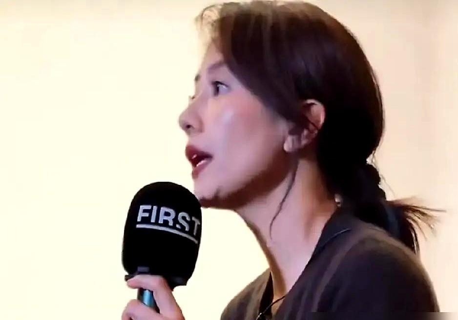 大张伟当众拆穿高圆圆：“赵又廷明明抽烟啊！”场面瞬间凝固。上一秒高圆圆刚在节