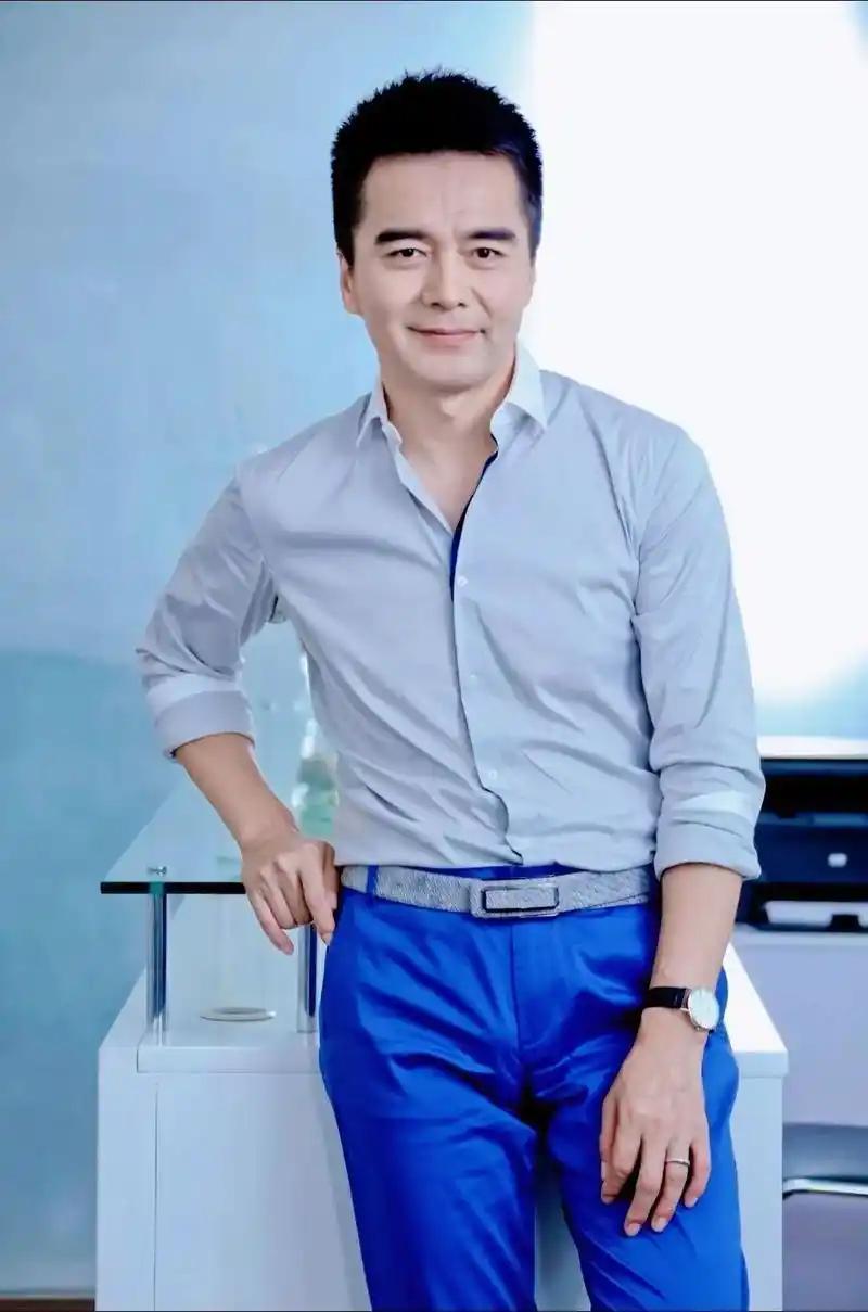 许亚军接到何晴病危通知时，手抖得握不住电话。这个演遍四大名著的女人，最后十年