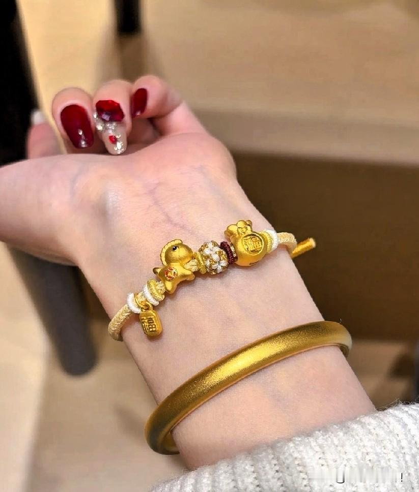 这两天，卖黄金的人要睡不着觉了，不是因为金价涨到了1143元每克，而是从1月