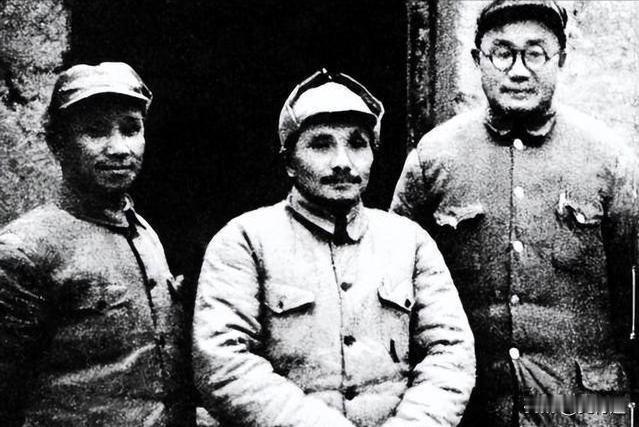 淮海战役究竟是由谁指挥的？其实，党史资料有明确的记载，这是官方权威的记载，条友们