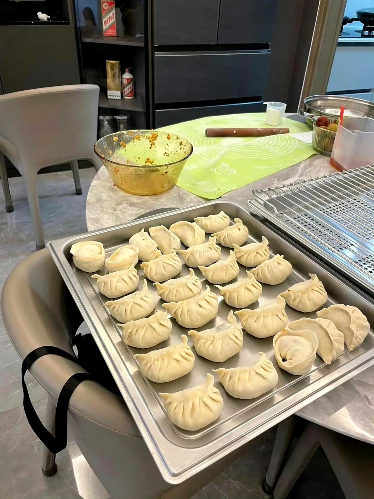 最近最爱吃的食品：馄饨（自己包的），带鱼（自己煎的），炸酱面（自己炸的鸡蛋