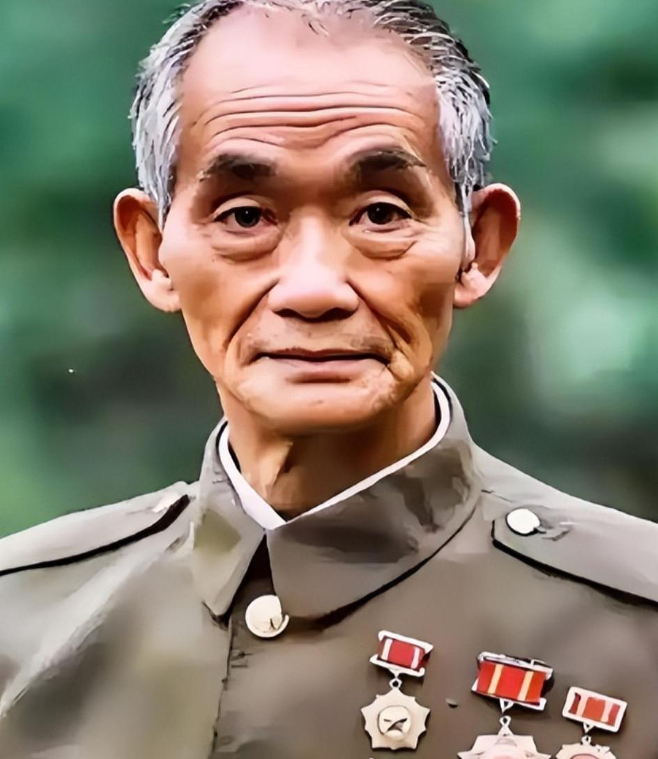 1952年，上甘岭战役中，一名新兵守阵地时，见美军冲来十分慌乱，忽然瞥见敌指挥