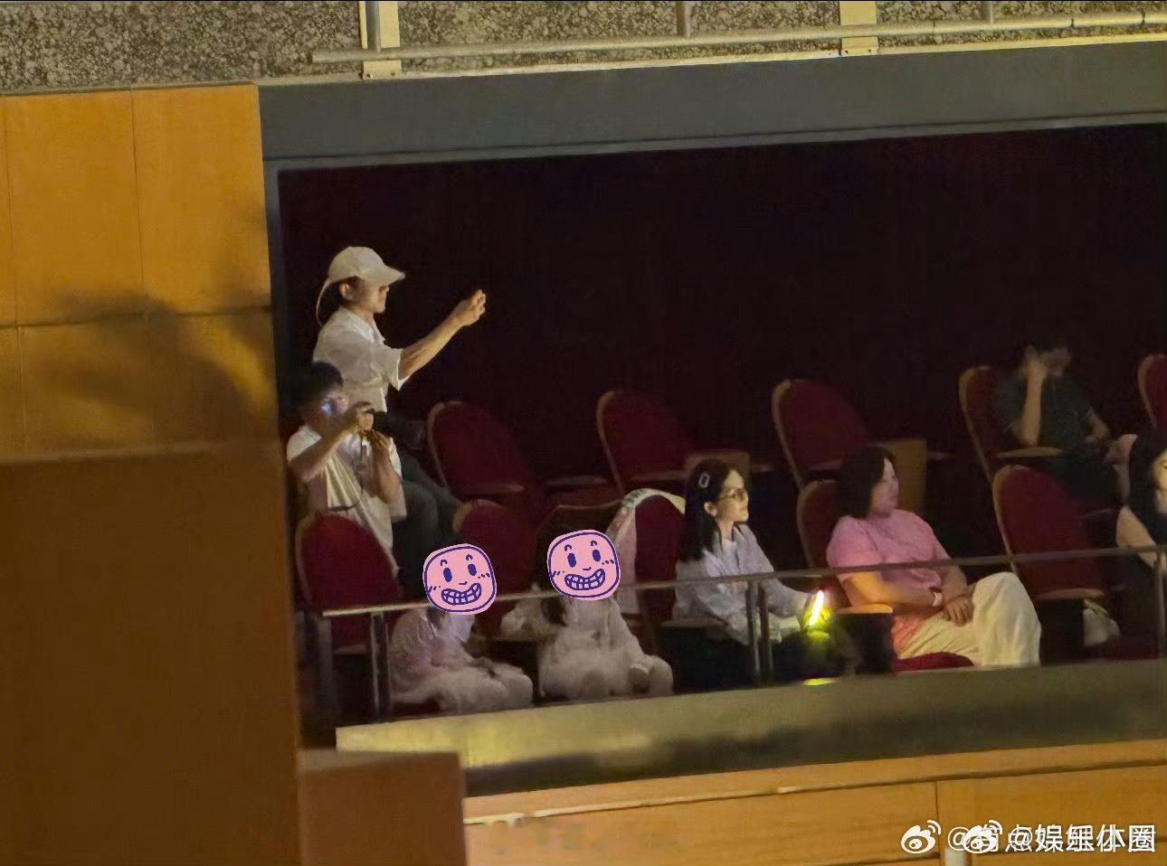 张杰谢娜一家五口看芽芽演出张杰谢娜带着跳跳俏俏看芽芽演出幸福呀，爸爸妈妈姐姐都