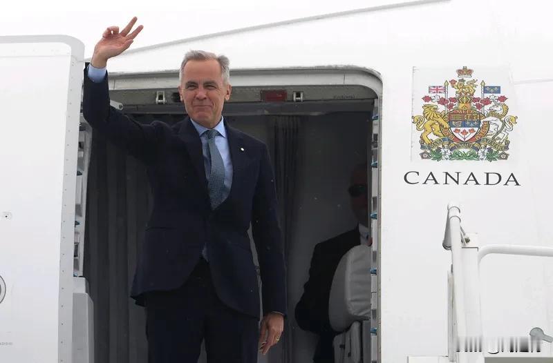加拿大总理一到中国下了舷梯就开聊1月14日晚，加拿大总理卡尼抵达北京首都国际机