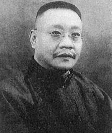 1879年，杭州巡抚谭钟麟午睡起来，路过了通房丫头李氏的卧房，见李氏美貌动人便将