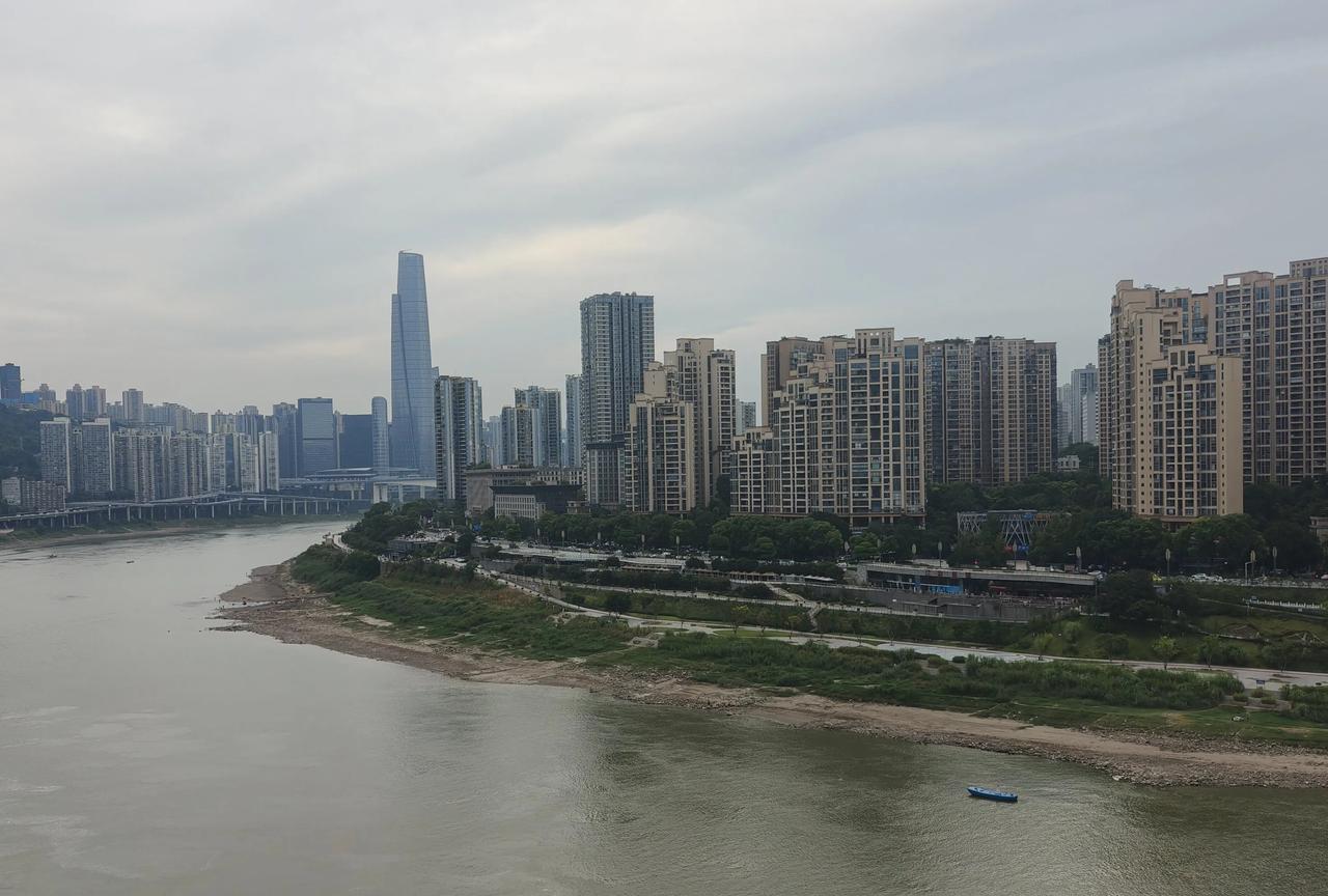 自己热天跑到重庆来旅游，完了还吐槽重庆费脚！爬不完的坡下不完的楼梯。重庆大量平