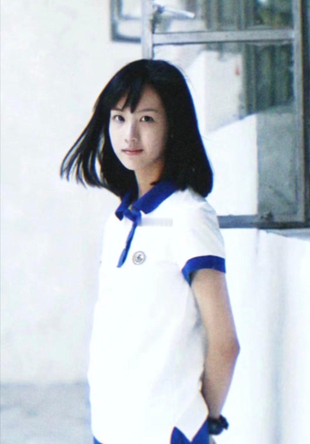 陈都灵校服梦回左耳看到陈都灵穿着校服站在舞台上的样子，真的像看到了当年左耳里的