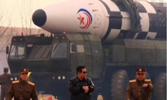 美国不敢打朝鲜，可不是因为心善。朝鲜和伊朗不同，朝鲜是真有核武器，还研发出能打到