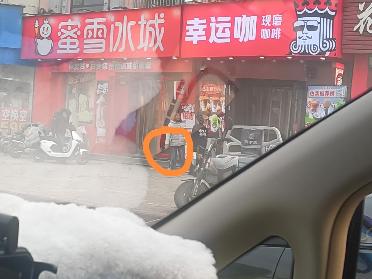 等红绿灯的时候，无意中向车窗外望去，路边门市站了俩小姑娘，其中一个手里夹着*卷，