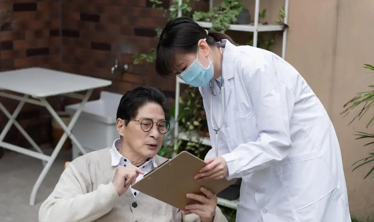 65岁的大叔王先生，最近胸口老堵得慌，饭也吃不下，才硬着头皮去做胃镜。结果报告一