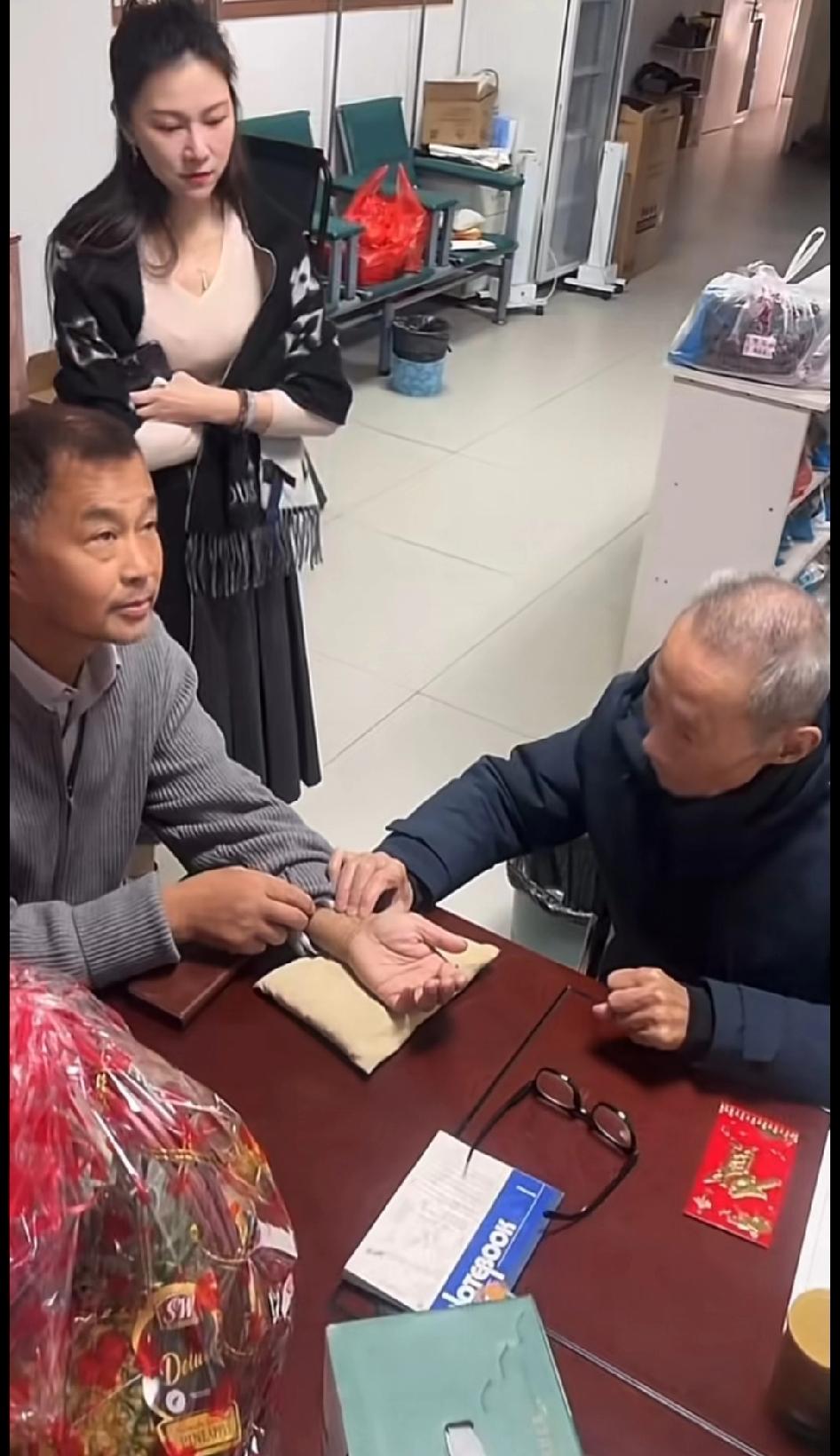 这中医是榜一孝为先的父亲，身体不好，老师来看望他老人家，然后他又是中医，顺便给老