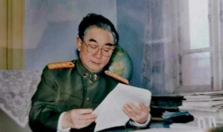 原广州军区司令员、国防大学校长朱敦法上将。1992年早春，邓小平南巡到深圳