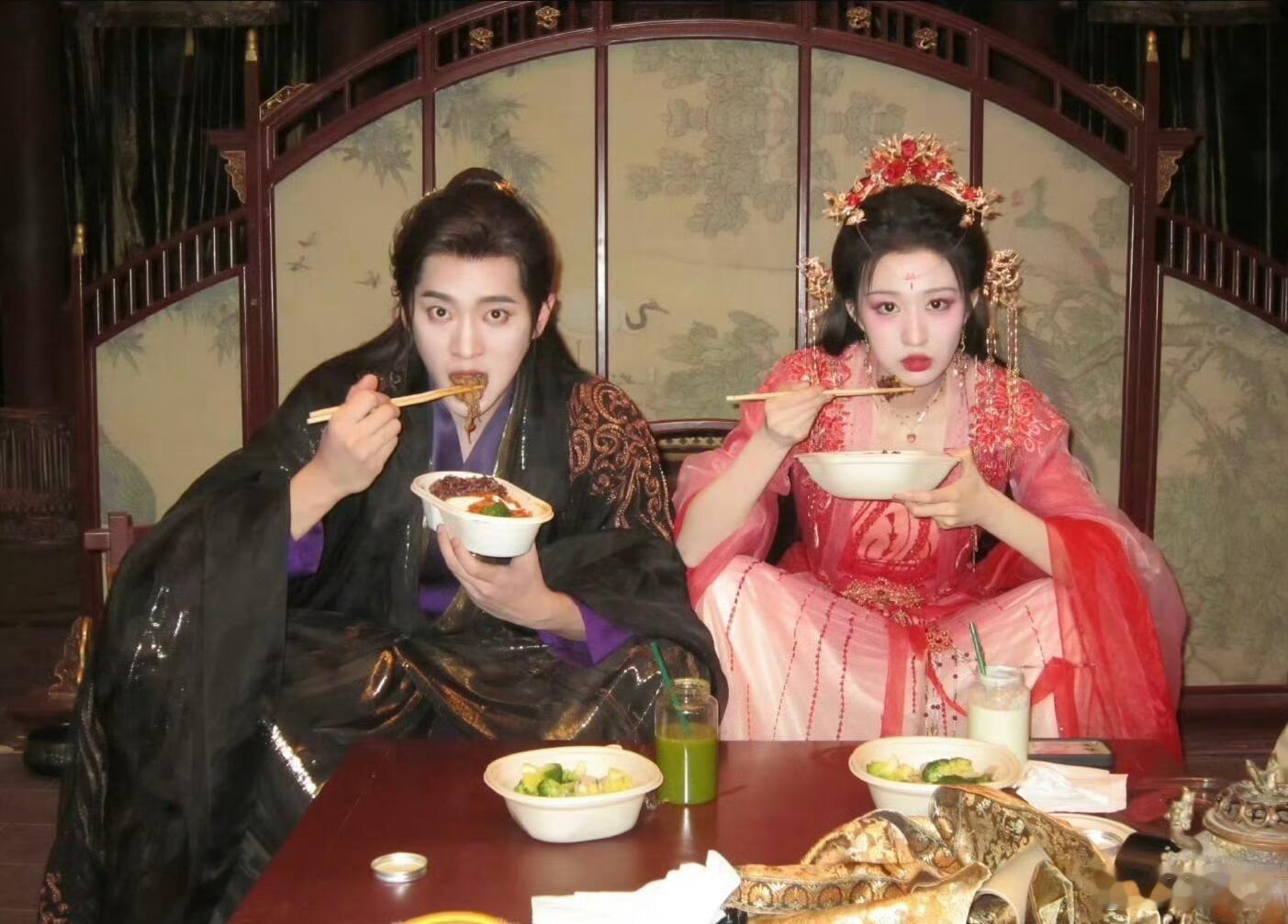 鱼蛋cp鱼蛋cp这波糖也太甜了，磕到停不下来，俩人同框的氛围感直接拉满，这对我