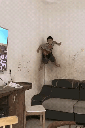 小男孩能够“飞檐走壁”，绝非一日之功。墙上留下的痕迹便是明证，正所谓功夫不负有心