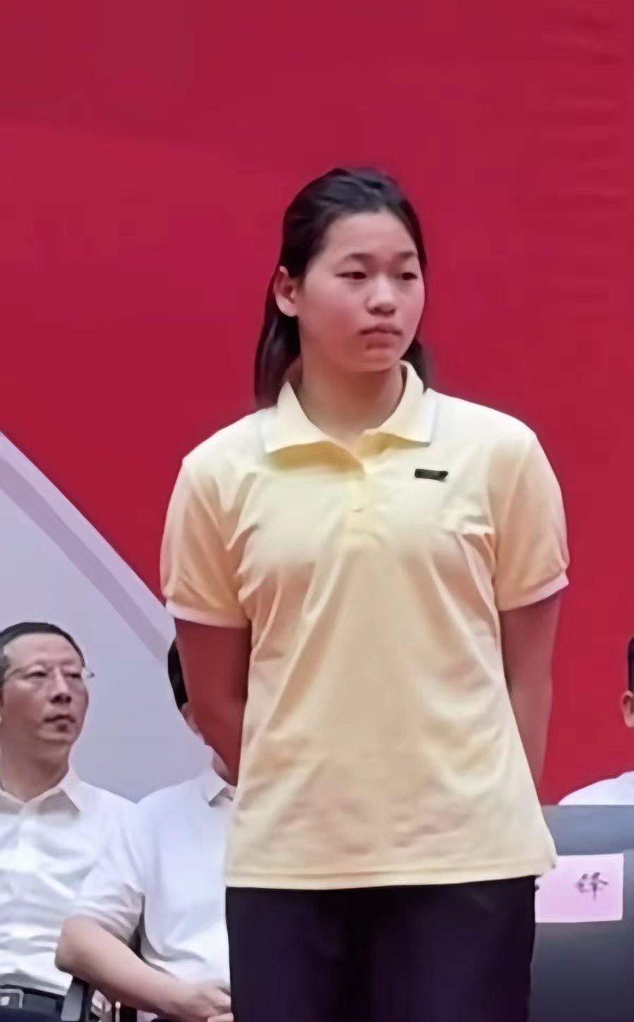 9月15号陈芋汐晒了苗条身材，这边全网还在揪着全红婵发育长胖说事儿，两相对比下来