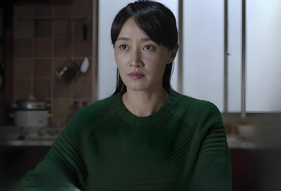 李忠四爷跟钟小艾相比，谁的身份更牛一点？咱就这么讲吧！如果李忠四爷想学英语了