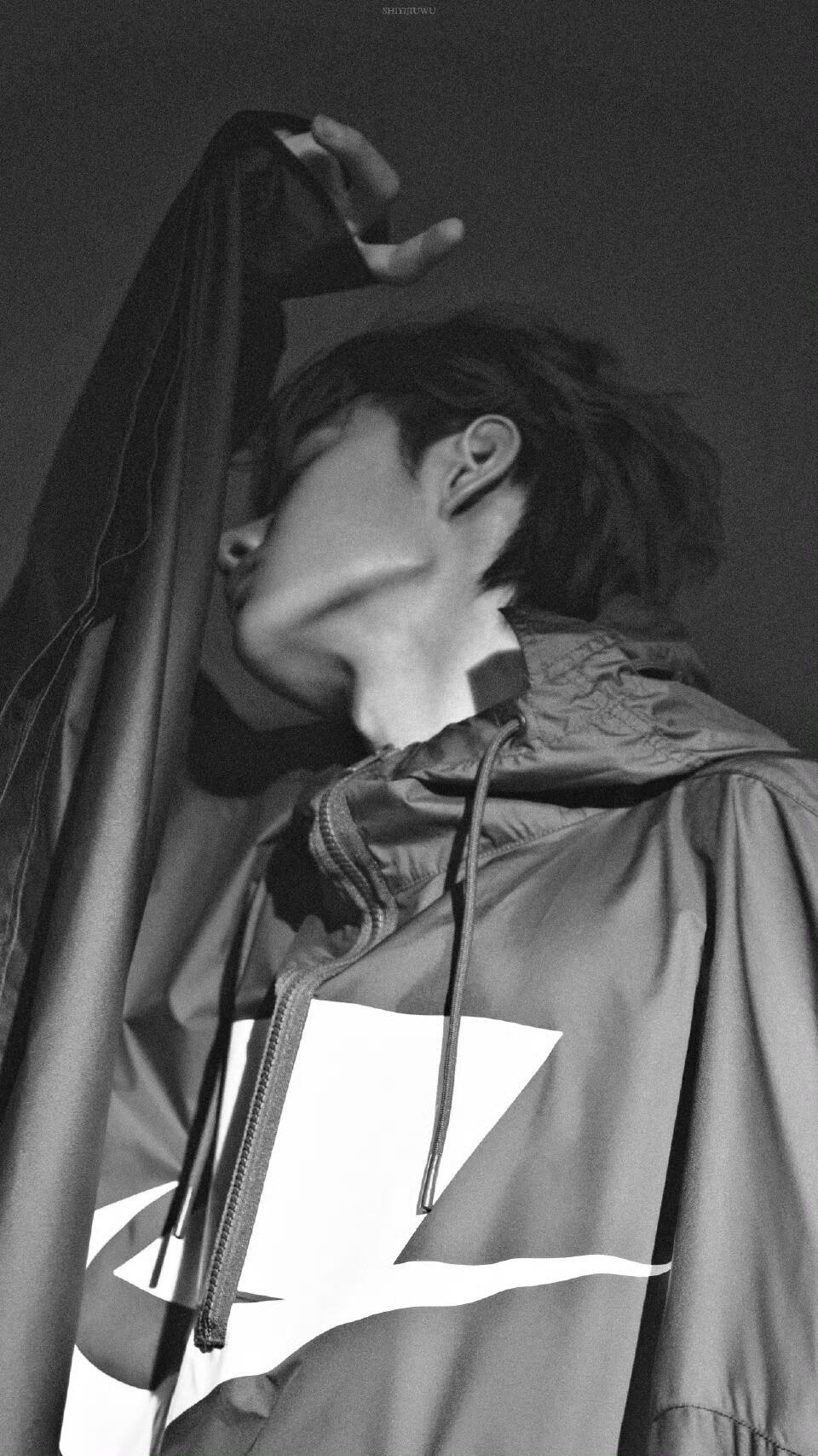 曝王一博不续约乐华谁忘了王一博上次续约时的场景？彼时他早已凭多部代表作跻身顶流，