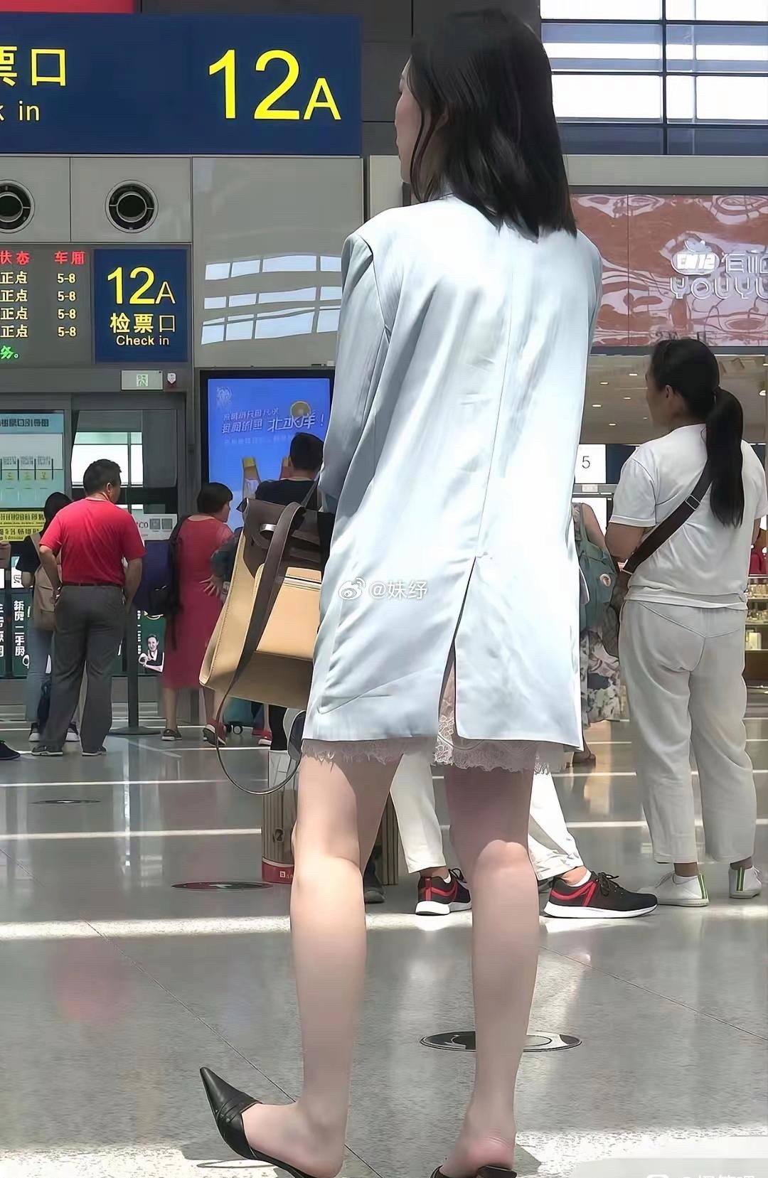 我觉得这种鞋子真的一点儿也不舒服！很好奇为什么那么多人穿，你觉得好看吗？