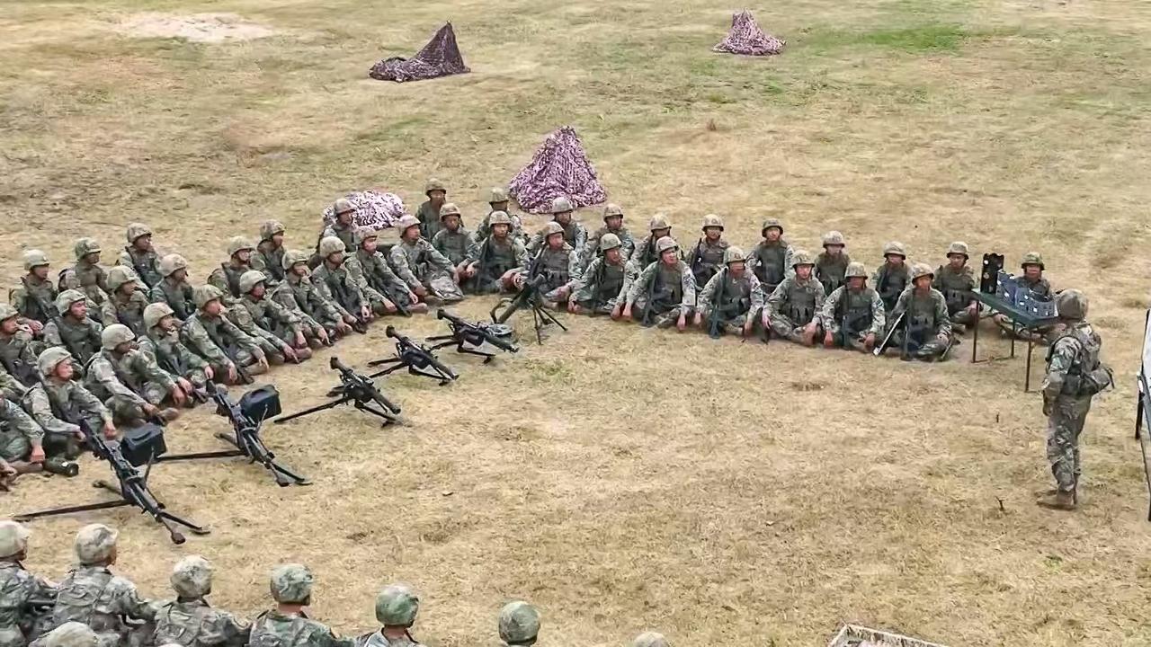 这是步兵连火力排的武器展示吗？从左边开始，一门PBP201型60mm迫击炮，3