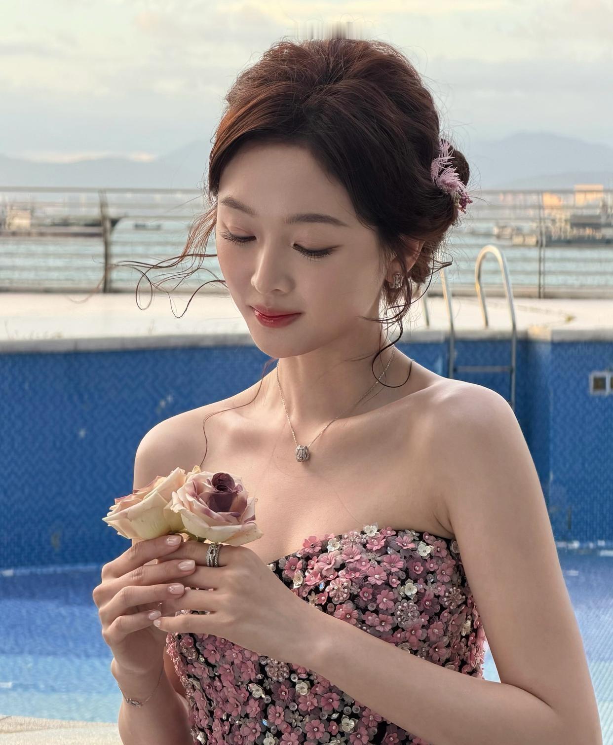 吴宣仪粉色造型美翻了，真是从童话里出逃的公主！