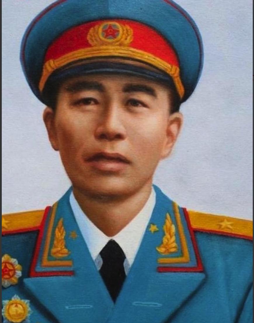 1970年，河北军营，哨兵拦了个穿旧中山装的老人，老人没有为难哨兵，竟说：“让你
