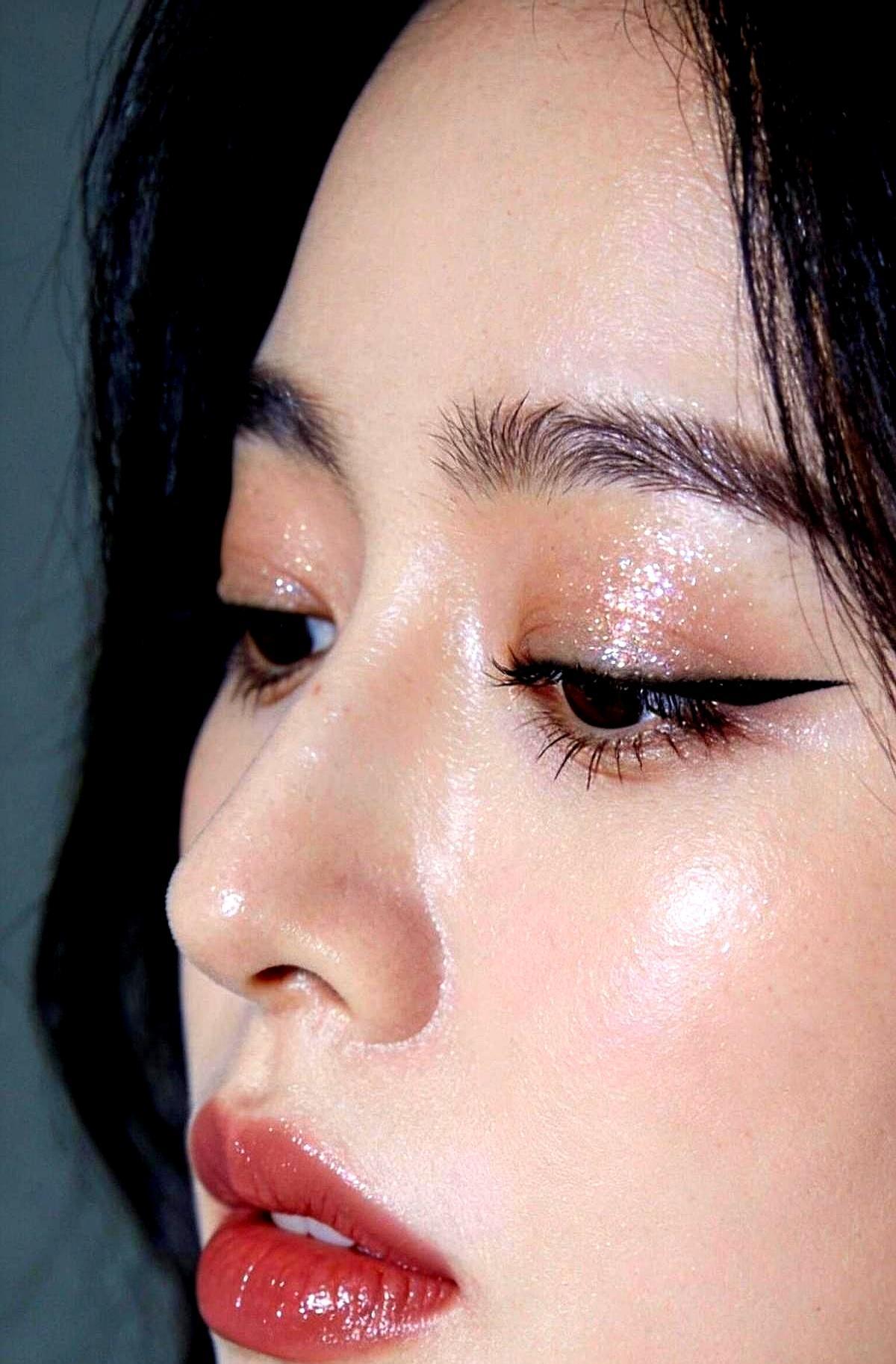 你那支正红色口红，快扔了吧。你还在信奉大红唇显气场？醒醒吧，那套玩法早就被