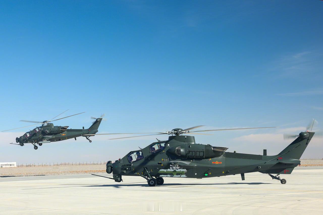 新批次的直十武装直升机，深绿色全新涂装，新机的油漆崭新崭新的。翼下挂的导弹也是全