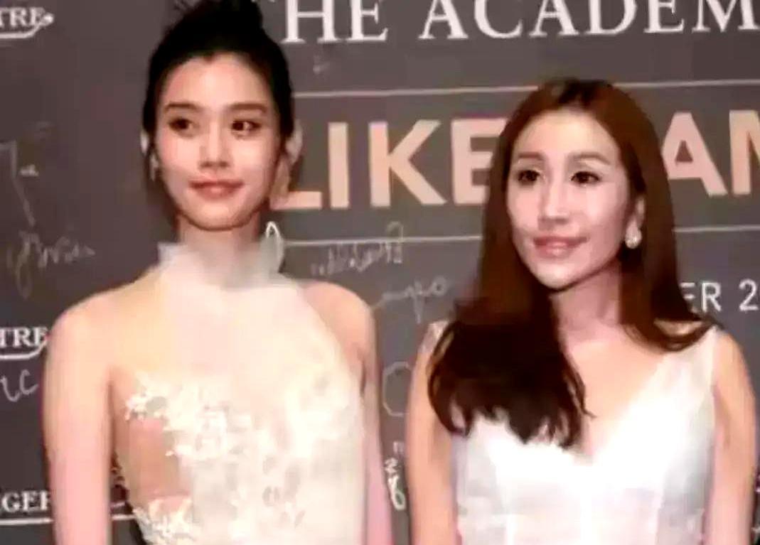何超盈在弟弟婚礼上，搂着女儿坐到了女方亲友身边。就这一个座位选择，比任何发声都来