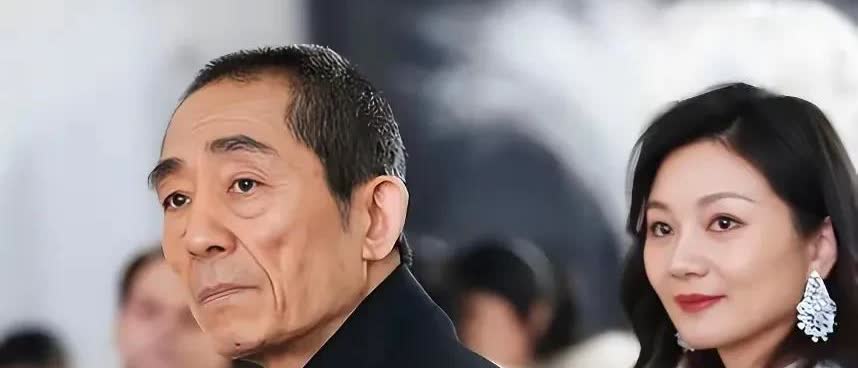 恩爱了25年，74岁张艺谋衰老“萎缩”，43岁陈婷正绚烂如花
