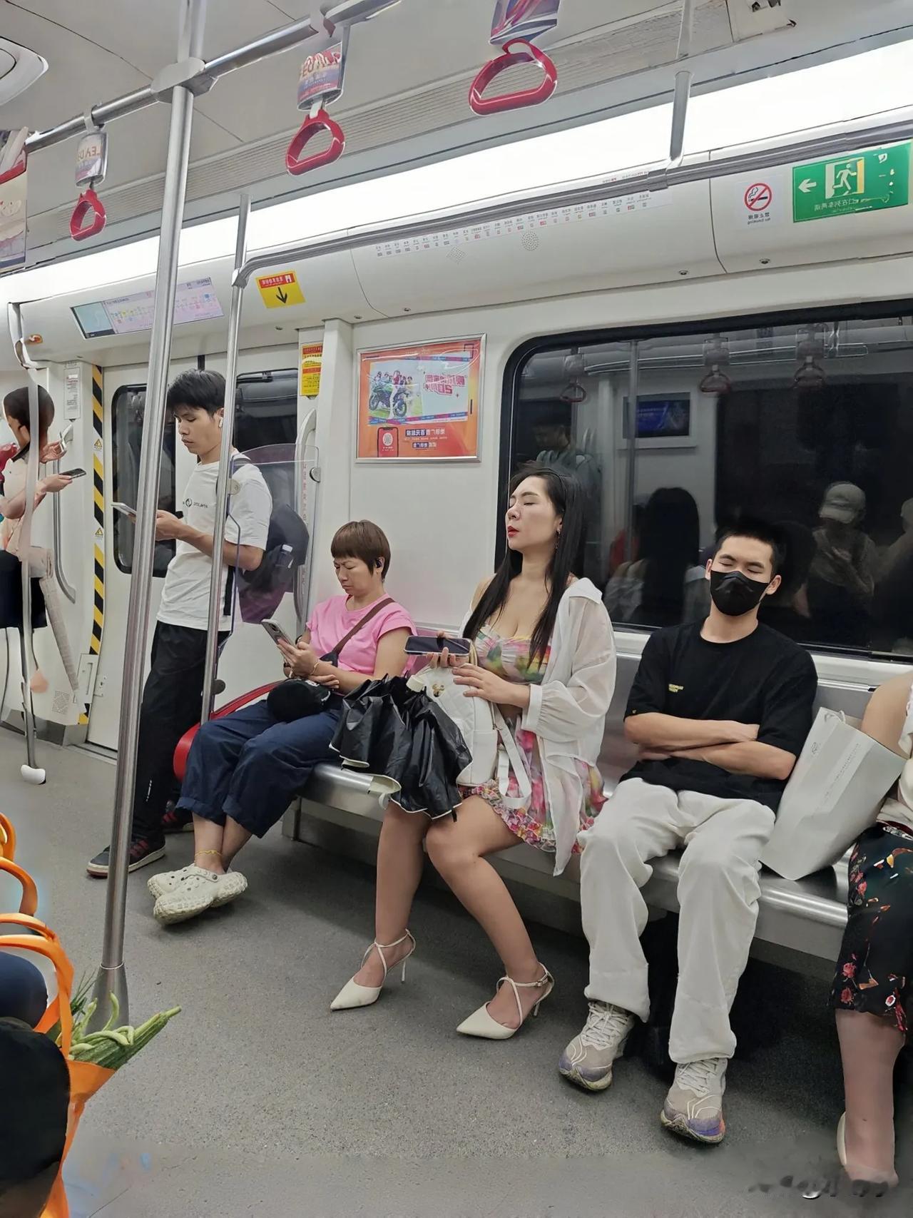 地铁每个人都是很累的样子，不知道其他人有没有感觉呢？