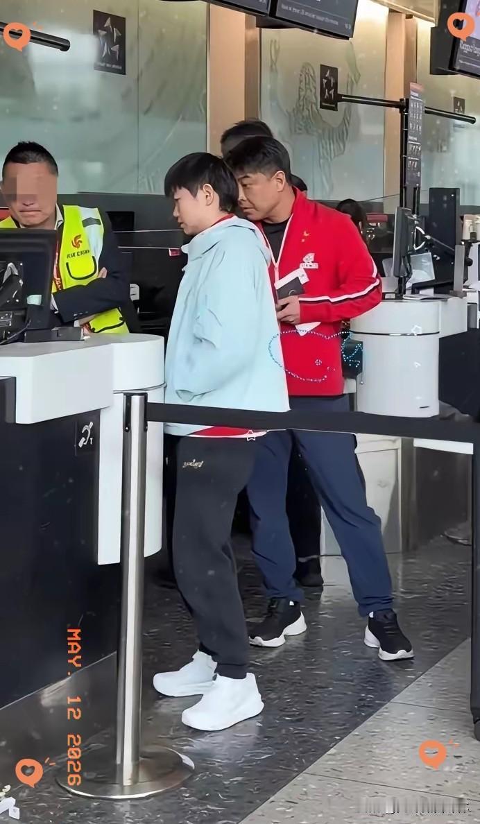 什么是一家人？这就是一家人！5月12日，国乒启程回国。在值机的时候，王皓全程陪