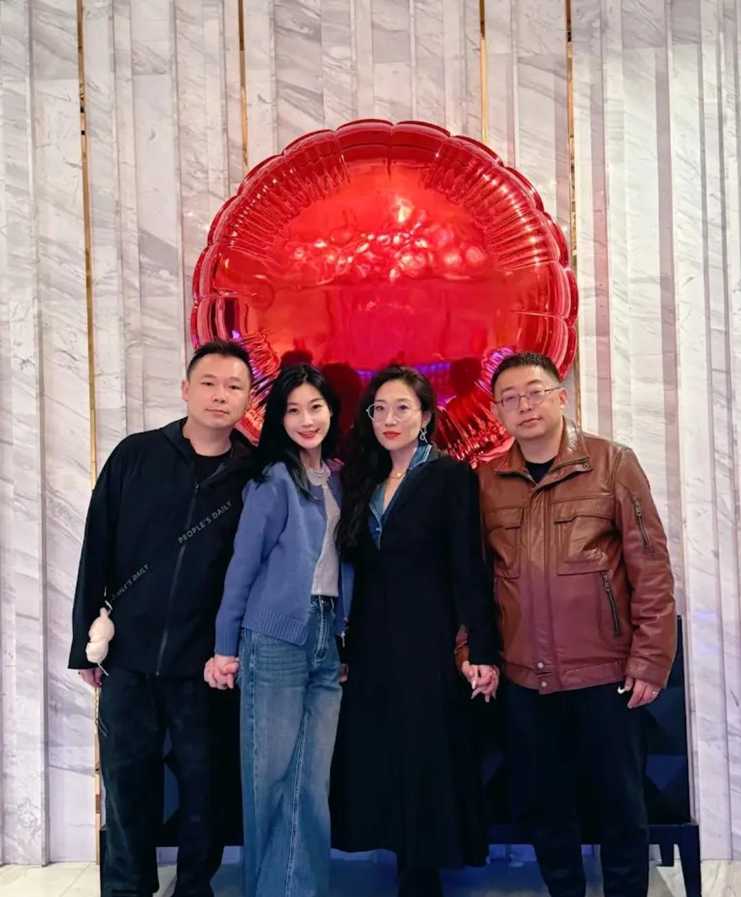 三妹的老公和沈逸的老婆原来长这样的呀！住在新西兰的成都妹子三妹，因为跟台湾的蔡