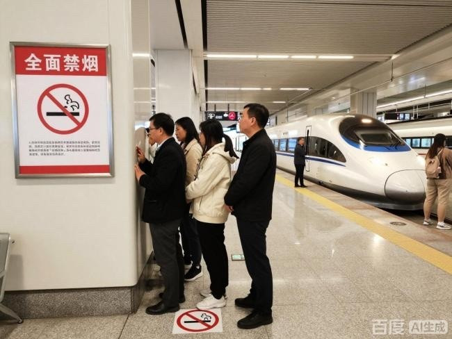 12306回应男子高铁站抽烟无人管好！支持全国推广！