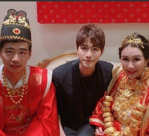 感觉辛奇隆像高考结束后被抓来结婚一样，太青涩了。妥妥的一个高中毕业生，做为哈佛