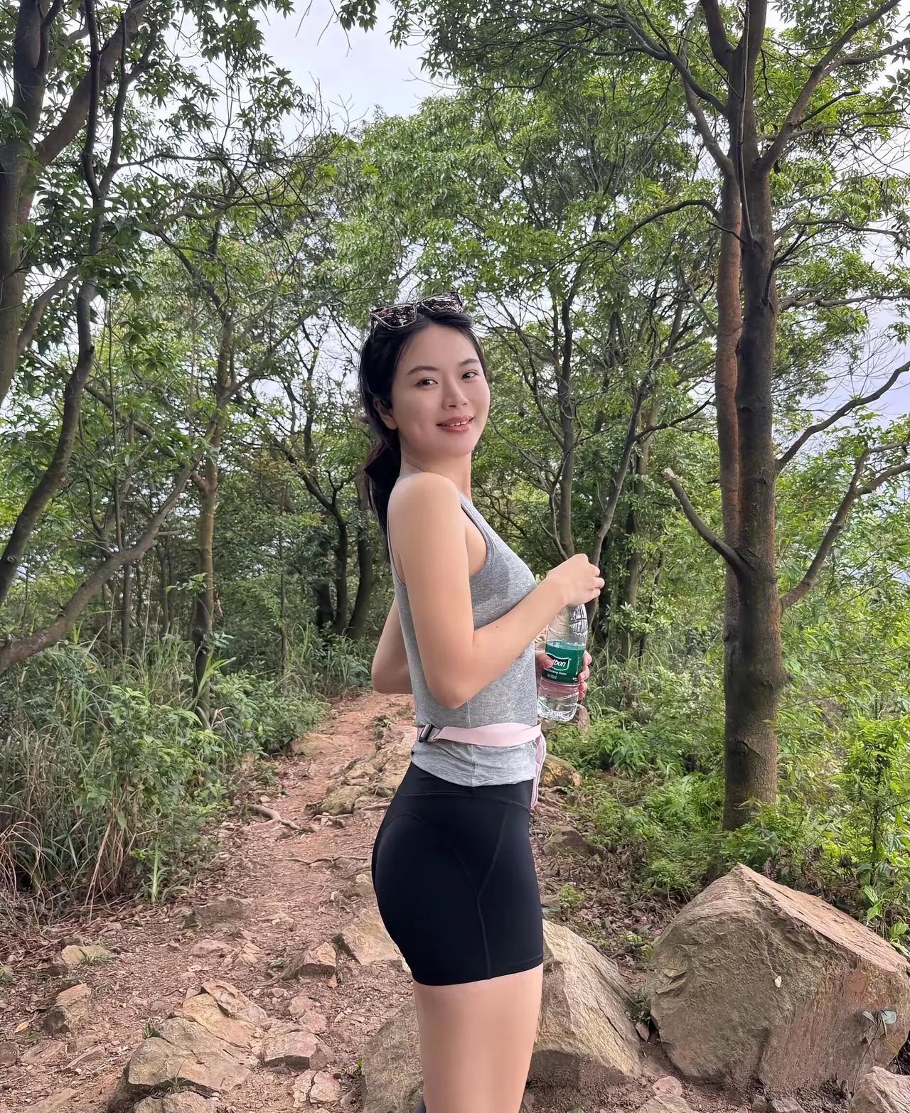 爬山前，想着能美美的，呼吸新鲜空气，拍些好看的照片。结果一爬，这大热天的，背心湿