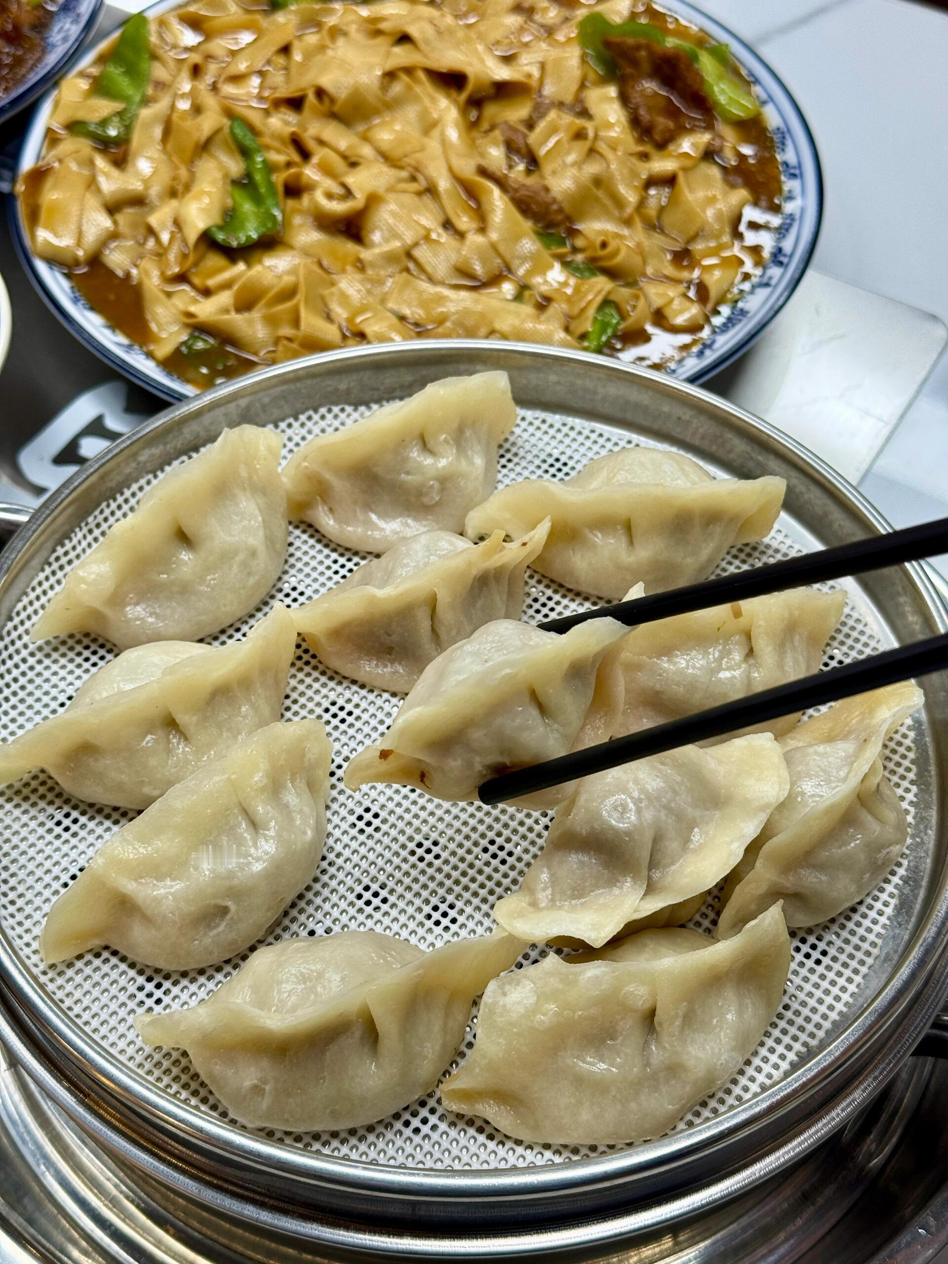 在北京品味东北美食的味道在北京，也能尝到地道的东北味道。热气腾腾，香气浓郁，口感