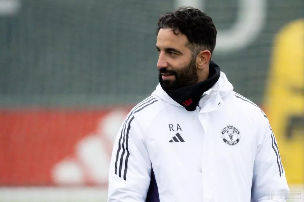 曼联阿莫里姆被骂的最惨的时候,就是联赛杯第2轮曼联点球输给了第四级别英乙球队格