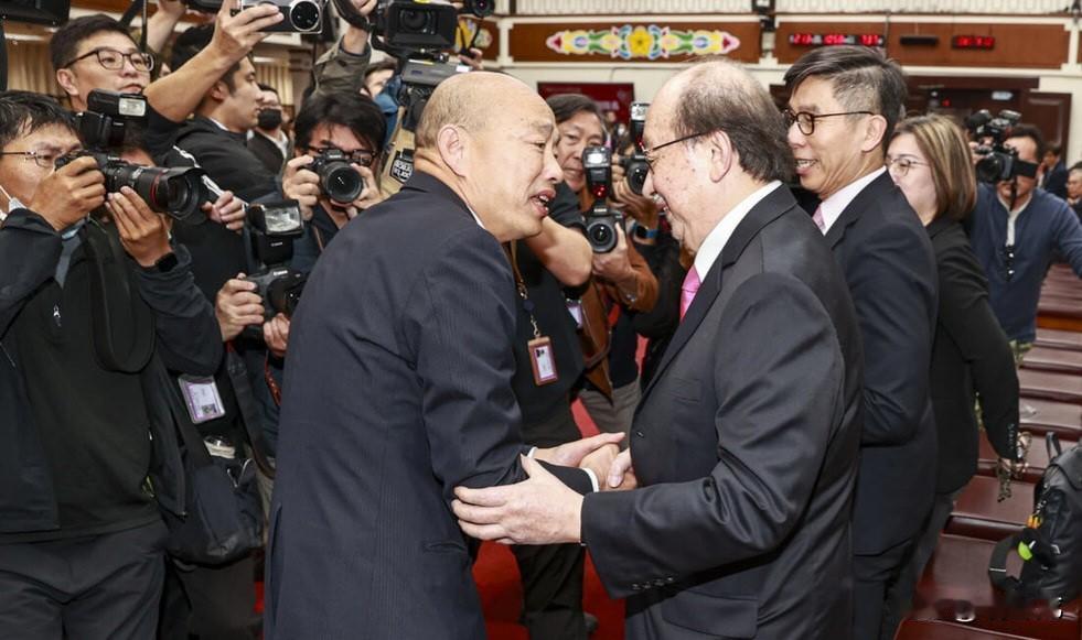 民进党柯建铭，你要转投国民党了吗？正月初八上午，岛内立院举行了新春团拜会，蓝